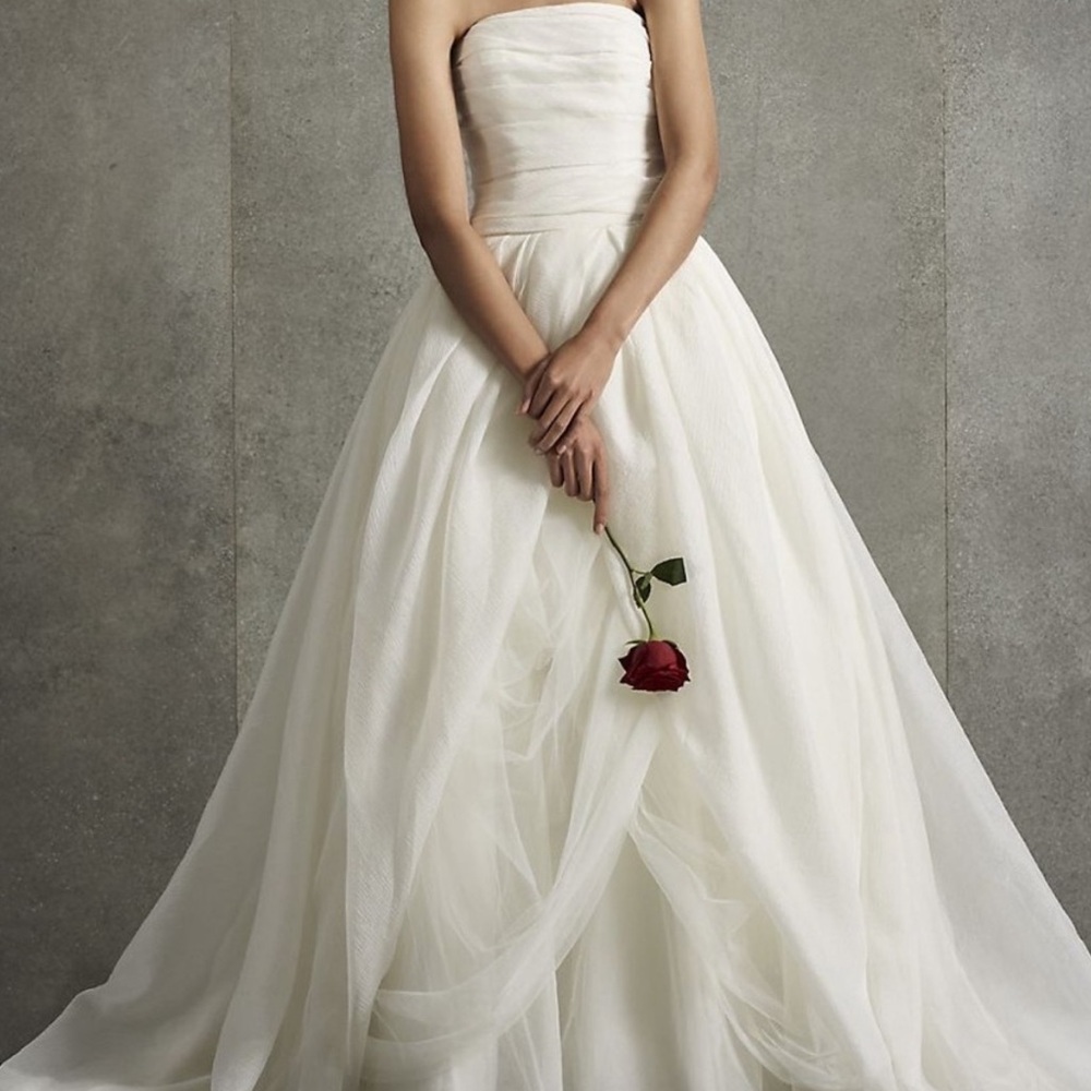VERA WANG Strapless White Wedding Gown